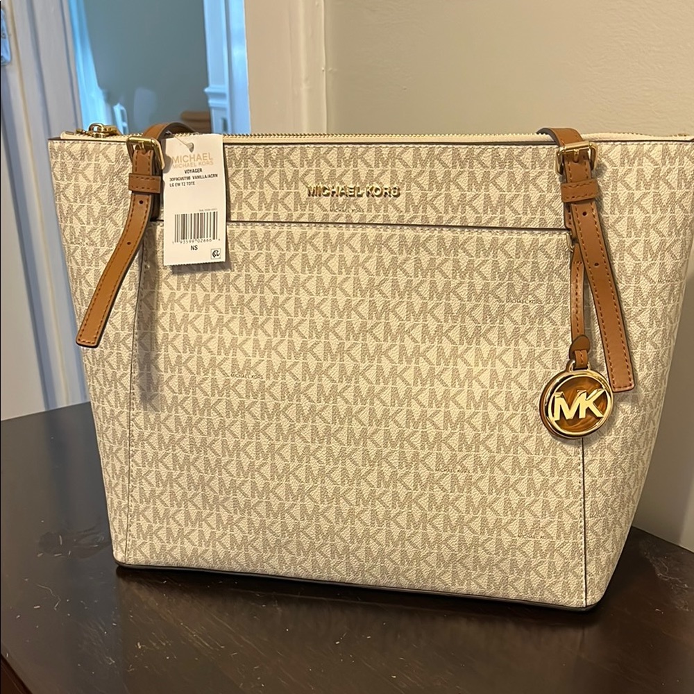 Michael Kors Voyager Tote